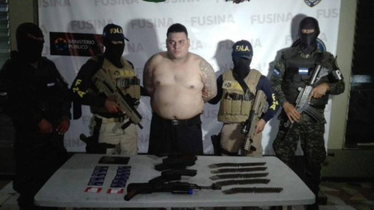 La Fuerza Nacional Antiextorsión (FNA) capturó a José Virgilio Sánchez Montoya, alias Pechocho, supuesto miembro de la pandilla 18, a quien le decomisaron un fusil AK 47 y municiones. El arresto se produjo en la colonia Jardines del Valle cuando iba a ingresar en su casa.