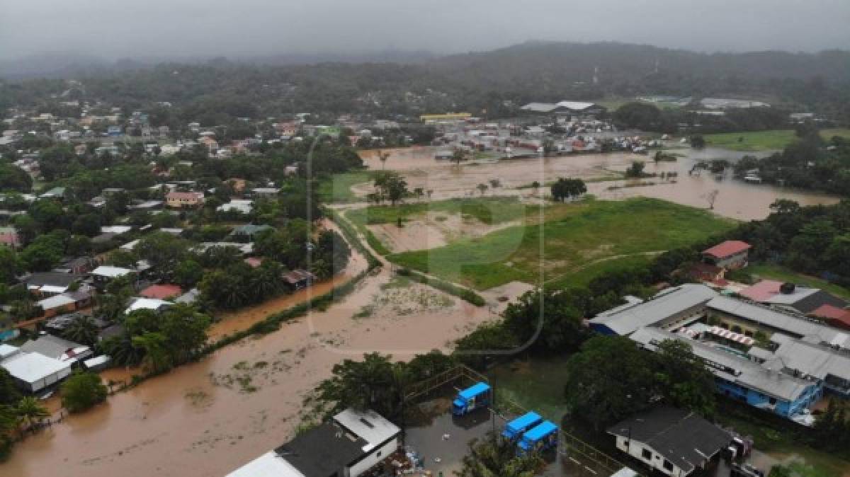 Decenas de hondureños en esta zona del país tuvieron que ser evacuados de manera urgente por el desbordamiento de quebradas.