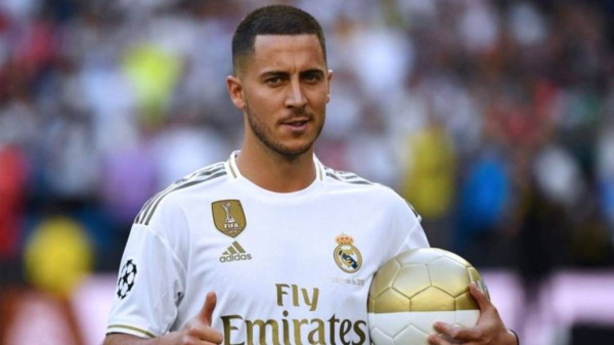 Eden Hazard, centrocampista del Real Madrid, ofreció este jueves sus primeras palabras como jugador del conjunto madridista, y afirmó que desde pequeño soñó con jugar en el club presidido por Florentino Pérez. El jugador belga ofreció a las miles de personas que acudieron al estadio Santiago Bernabéu sus primeras palabras en español con un escueto 'Hola a todos'. Después, en francés, dio sus primeras impresiones sobre su llegada al Real Madrid 'Tengo muchas ganas de empezar a jugar con el Real Madrid y ganar muchos títulos. Era mi sueño desde pequeño y ahora ya estoy aquí, sólo quiero disfrutar de este momento', dijo antes de bajar al césped vestido con la equipación blanca para posar ante la prensa y repartir balones a los aficionados.