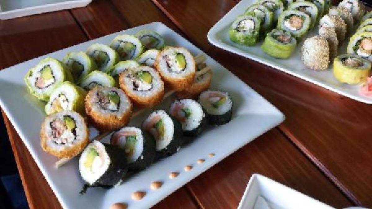 El sushi: Muchas de sus piezas están hechas a base de arroz, con un alto nivel de carbohidratos (especialmente cuando no es integral sino refinado). Esto puede ser especialmente perjudicial si se consume en la cena.