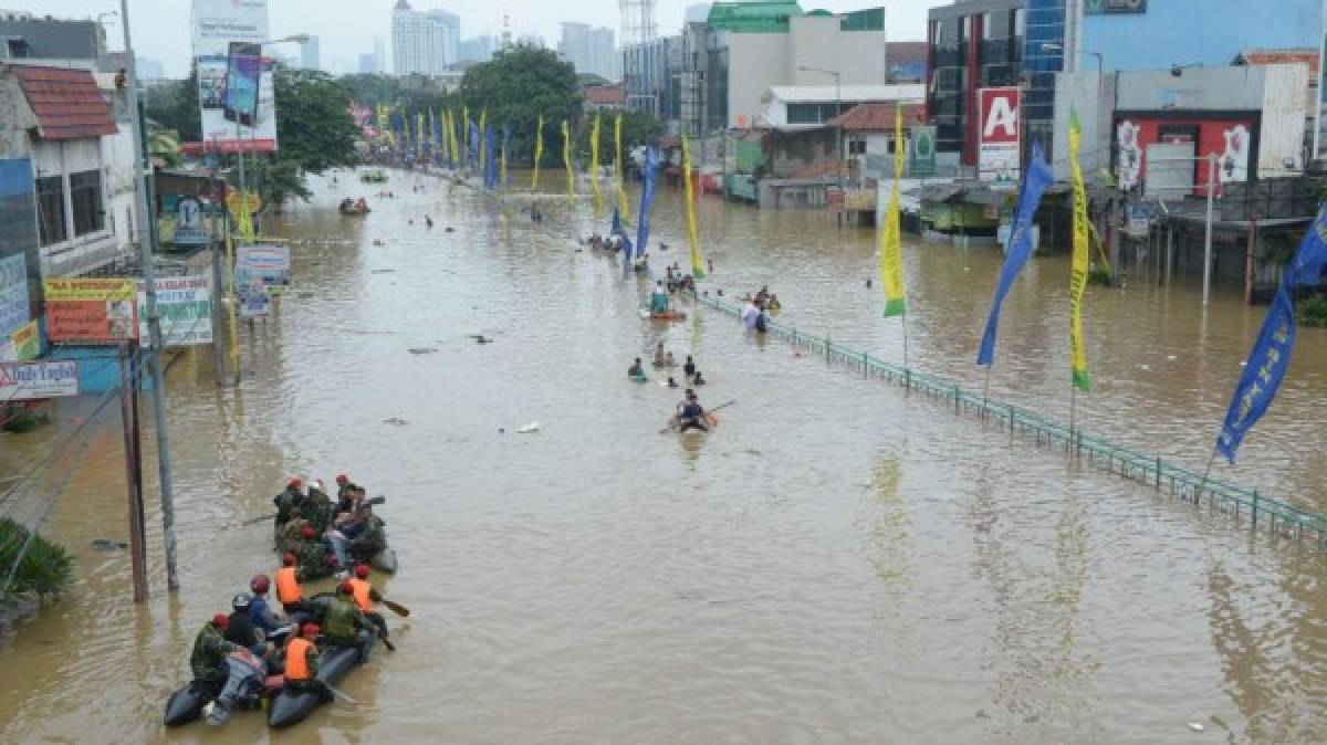 El cambio climático ha causado el aumento de los niveles del mar afectando a todas las ciudades costeras alrededor del mundo, que sufren de severas inundaciones en la época de lluvias, sin embargo, Yakarta ha disparado las alertas por la rapidez con la que se está sumergiendo.