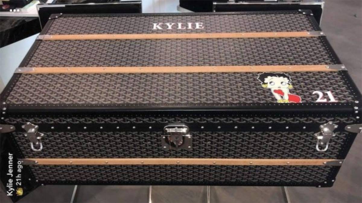 Su madre Kris Jenner le regaló un baúl de la marca Goyard con diseño de Betty Boop posiblemente lleno de productos de maquillaje. Solo la maleta podría llegar a costar unos $10,000 dólares.<br/><br/>