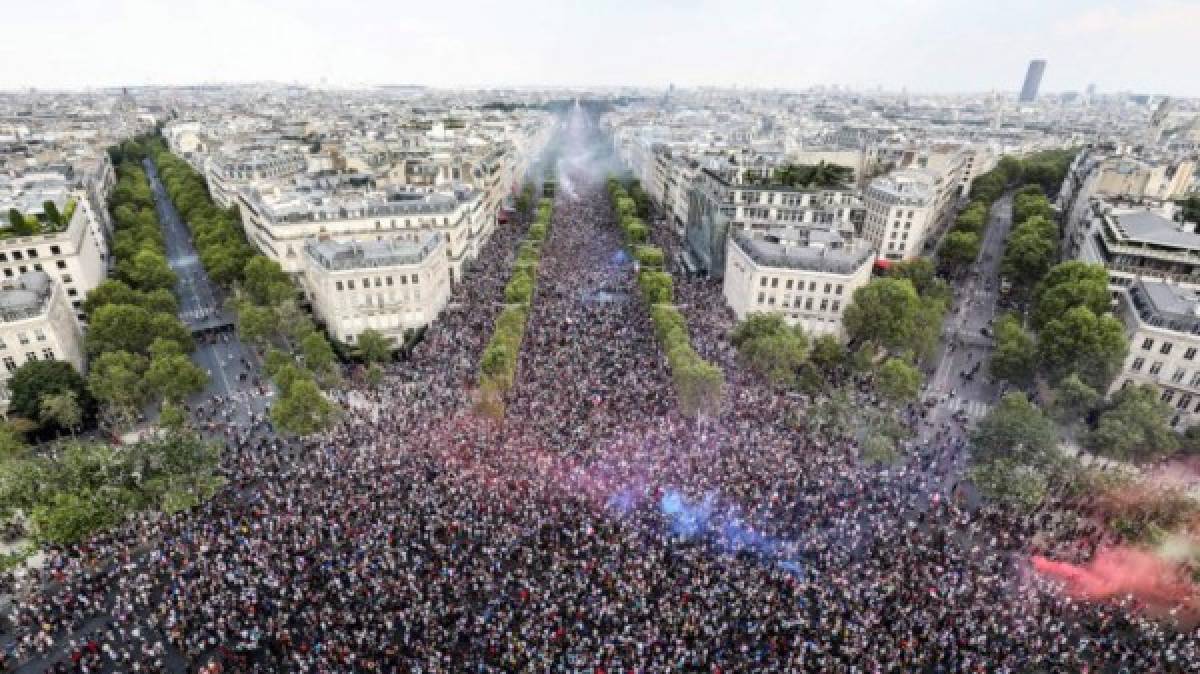 Miles de aficionados llegaron a las cercanías del Arco del Triunfo para celebrar la victoria de Francia final del Mundial Rusia 2018. Los 'Galos' festejan su segunda corona Mundial en toda la avenida de los Campos Elíseos en París.