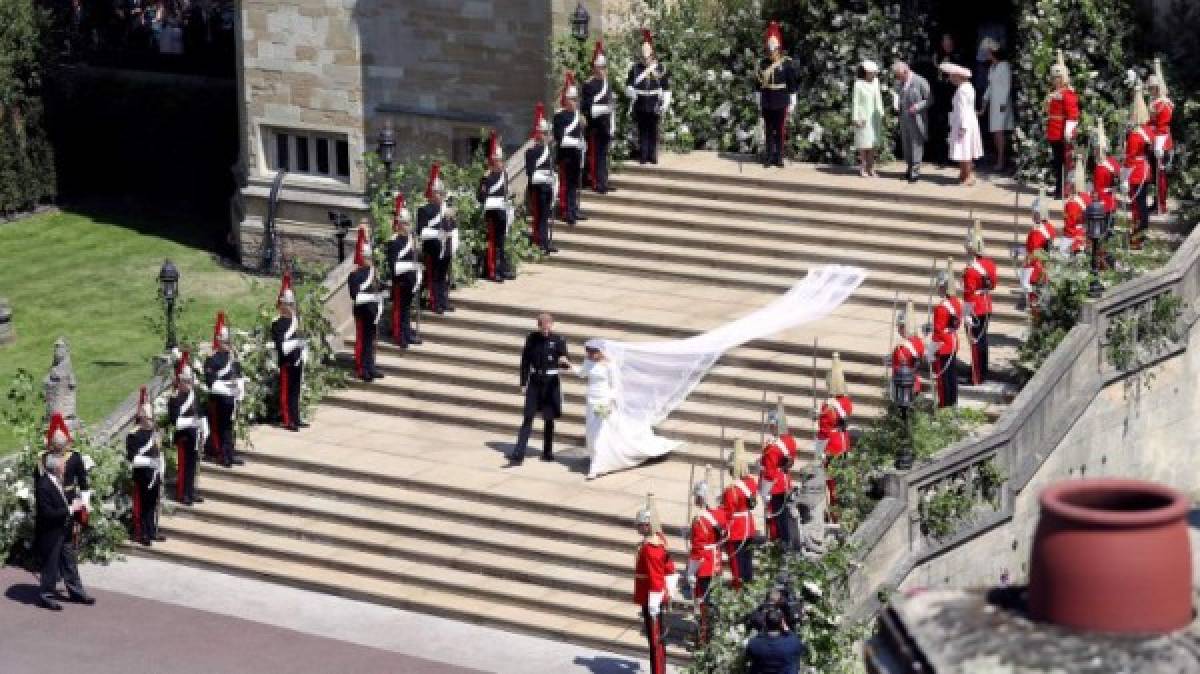 Conforme al deseo de Meghan, el velo, de cinco metros de largo, está bordado de flores que representan los 53 países de la Commonwealth. La novia agregó dos flores de su elección, entre ellas una amapola de California, de donde es originaria.