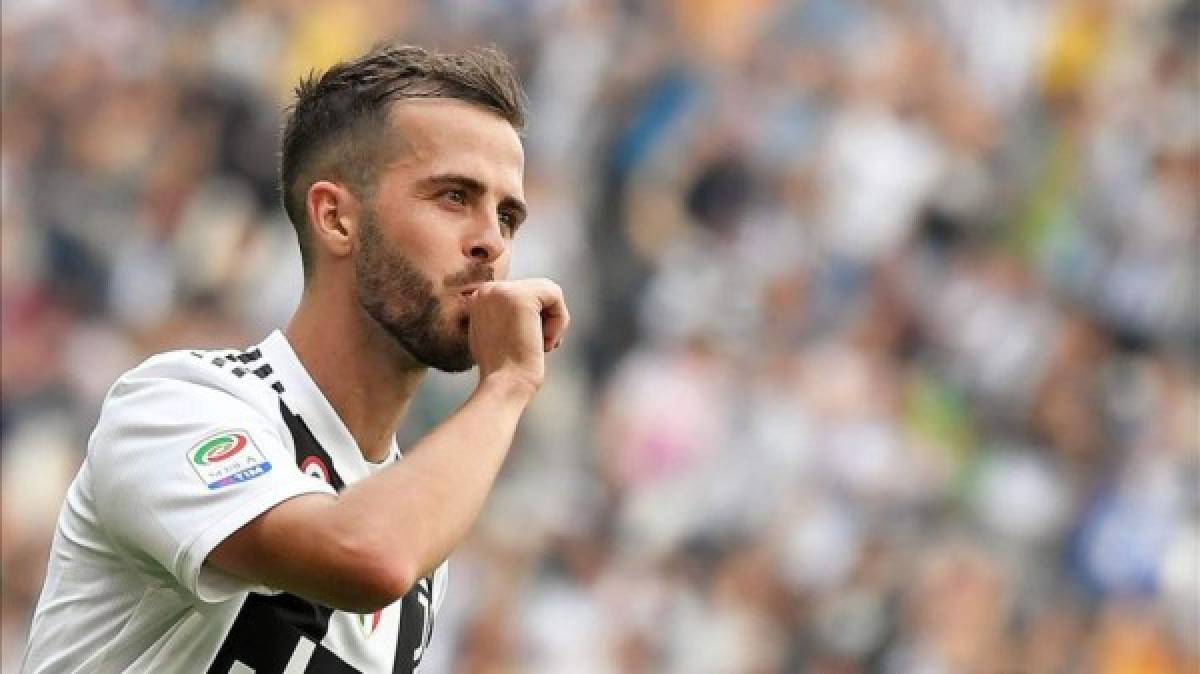 Según el periodista italiano Gianluca Di Marzio, el centrocampista bosnio Miralem Pjanic firmará su renovación con la Juventus esta semana. Se comprometerá hasta 2023 a razón de 6'5 millones de euros por temporada.