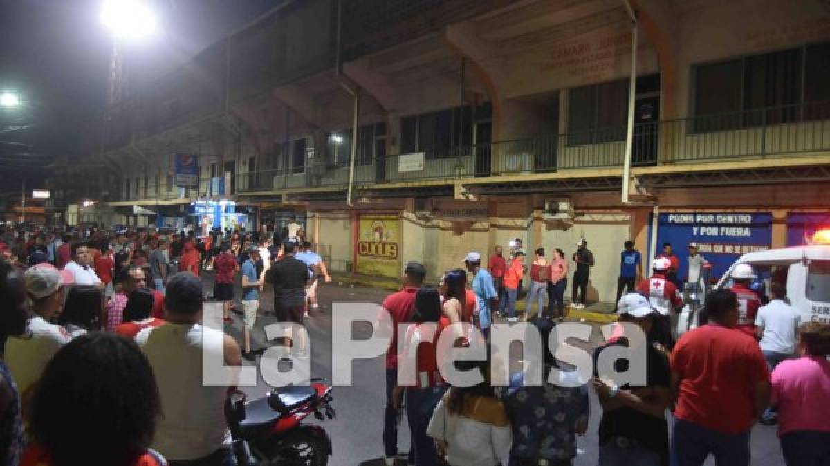 Muchos aficionados del Vida esperaron afuera del estadio a que saliera la cuarteta arbitral del partido.