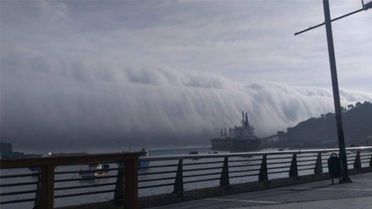 El puerto de la ciudad de San Antonio fue cubierto en su totalidad por la terrorífica capa de nubes que daban la apariencia de un tsunami.