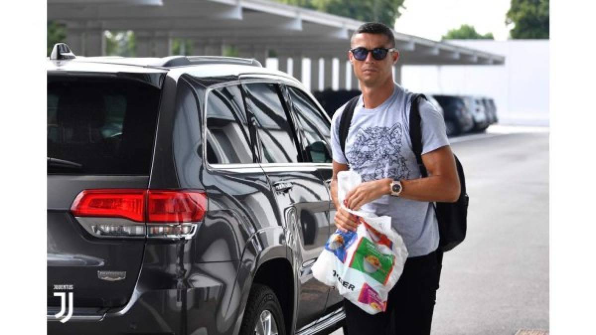 CR7 llegó en un vehículo de lujo y con algunas bolsas para vivir su primer día como futbolista de la Juventus.