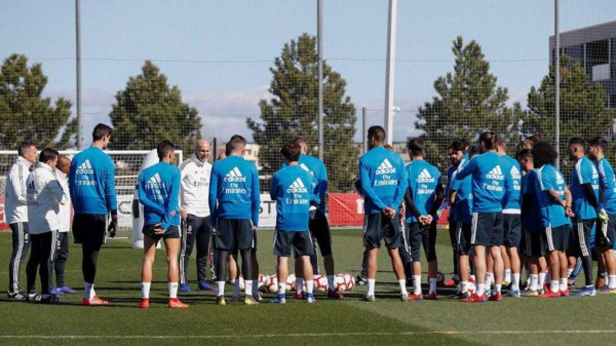 Lo primero que hizo Zidane en su regreso al Real Madrid fue juntar a toda la plantilla en el centro del campo para dialogar con ellos por unos minutos.