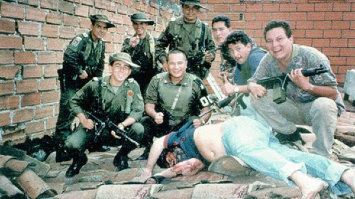 El día 2 de diciembre de 1993, un día después de haber cumplido 44 años, Escobar realizó dos llamadas a su hijo: la última se prolongó y permitió al Bloque de Búsqueda dar con su ubicación en una casa en el barrio Los Olivos en Medellín.<br/><br/>Al verse acorralado, Pablo Escobar intentó escapar, pero murió durante la huida de un disparo en el corazón.<br/>
