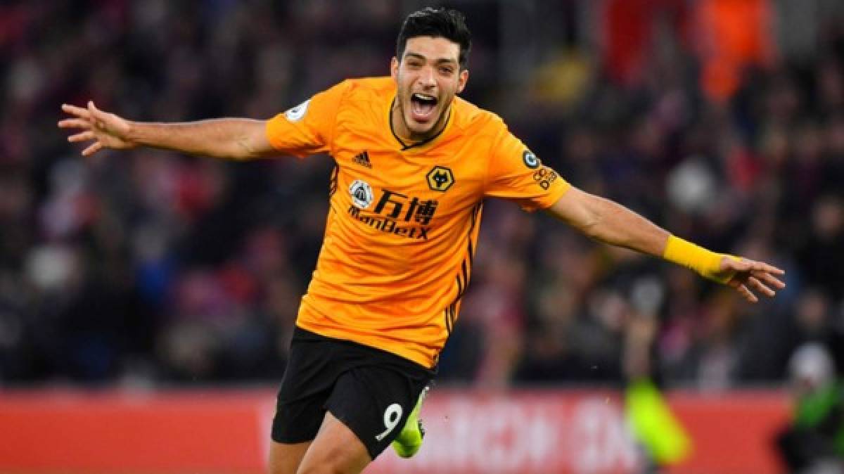 Raúl Jiménez: Tras su buena campaña en la Premier League, la prensa inglesa menciona que el Wolverhampton tasa al mexicano en unos 100 millones de euros. Se habla que la Juventus está interesado en sus servicios.