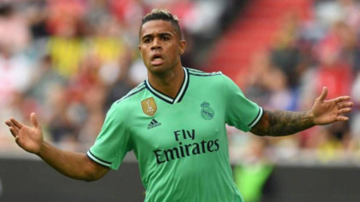 Mariano Díaz: Diarios españoles informan que el delantero no quiere irse pero todo hace indicar que no tendría hueco en el equipo. Hay varios equipos interesados en él, entre los que destacan grandes conjuntos del Calcio y el Tottenham.