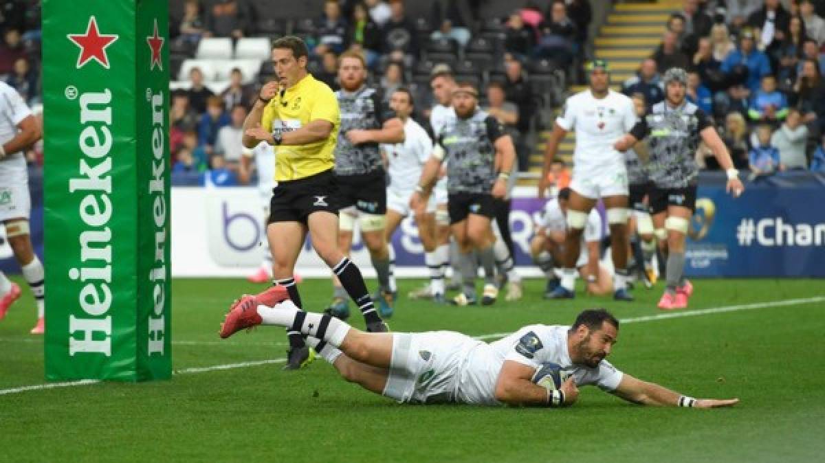 Scott Spedding anota en el segundo tiempo para ASM Clermont durante la Copa de Campeones de Europa contra Ospreys en el Liberty Stadium, Gales.