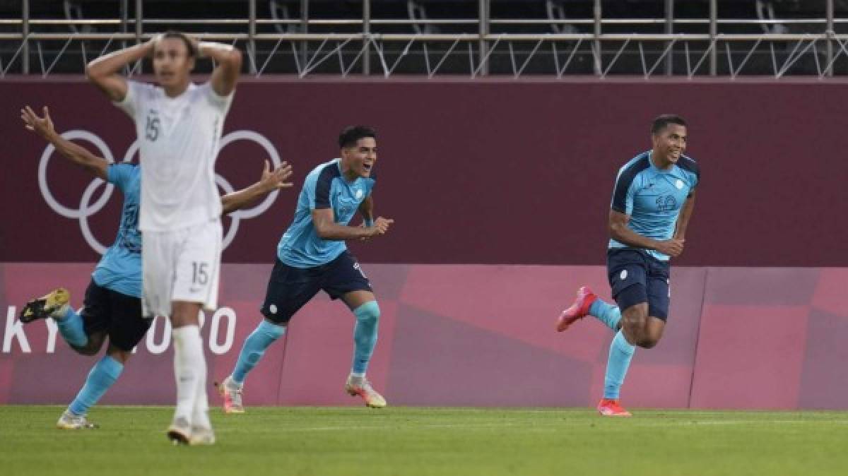 Rigo Rivas corriendo a celebrar su gol con sus compañeros.