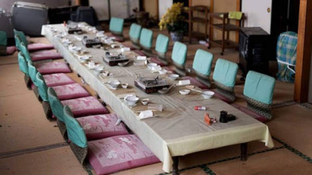 Un restaurante con cocinillas portátiles listas para cenar parece haber sido abandonado precipitadamente.