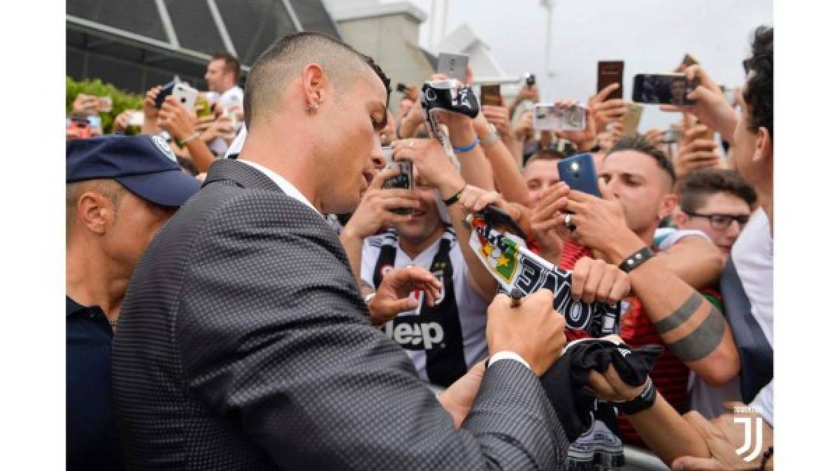 Cristiano Ronaldo se dio un baño de multitudes con aficionados de la Juventus que esperaban desde las siete de la mañana.