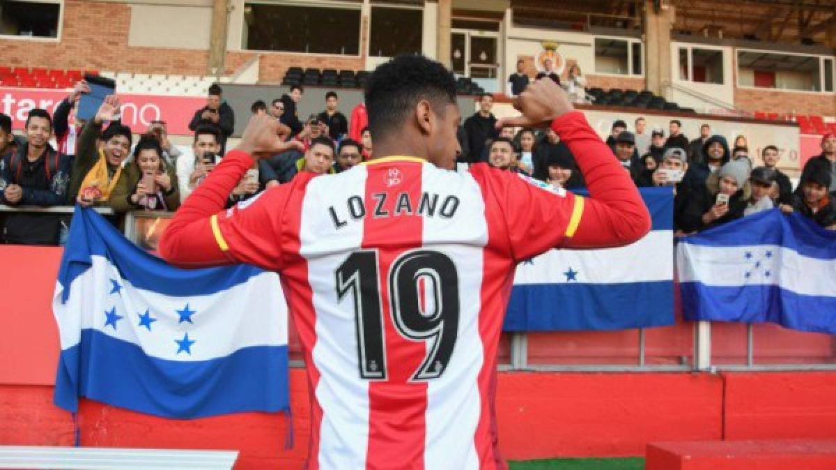 Choco Lozano lucirá el dorsal 19. En el fondo aparecen los hondureños que llegaron a su presentación.