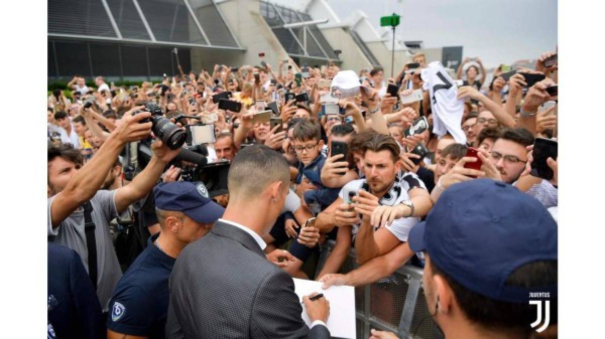 Los aficionados esperaban una foto, un gesto del nuevo ídolo llegado desde Madrid y que todos ven como el mesías que salvará a la Serie A.