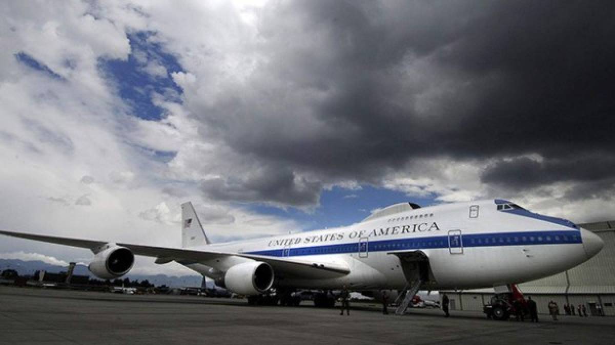 Donald Trump nunca está solo, al menos cuándo está en el aire. El E-4B NightWatch, o mejor conocido como el avión del Apocalipsis, siempre viaja a la sombra de la aeronave presidencial Air Force One, para responder ante un posible ataque contra el presidente estadounidense.