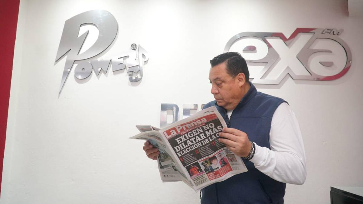 Jimmy Tovar leyendo la edición de hoy de Diario LA PRENSA.