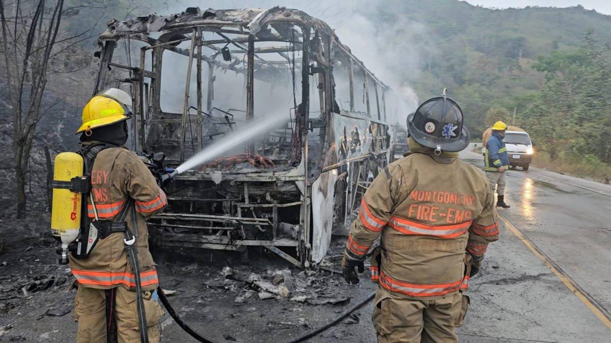 Bomberos llegaron al lugar, pero las llamas ya habían consumido por completo el autobús.