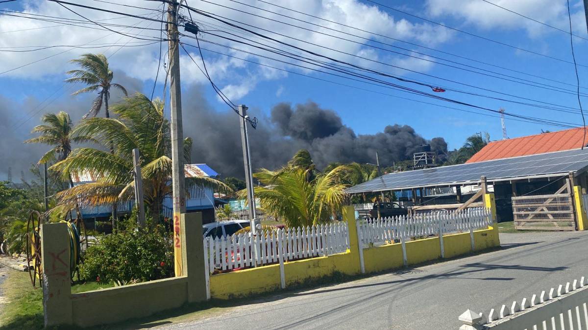 Incendio consume varias casas en Roatán y deja una menor muerta