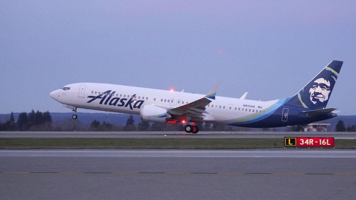 Avión aterriza con el fuselaje roto en el aeropuerto de Portland