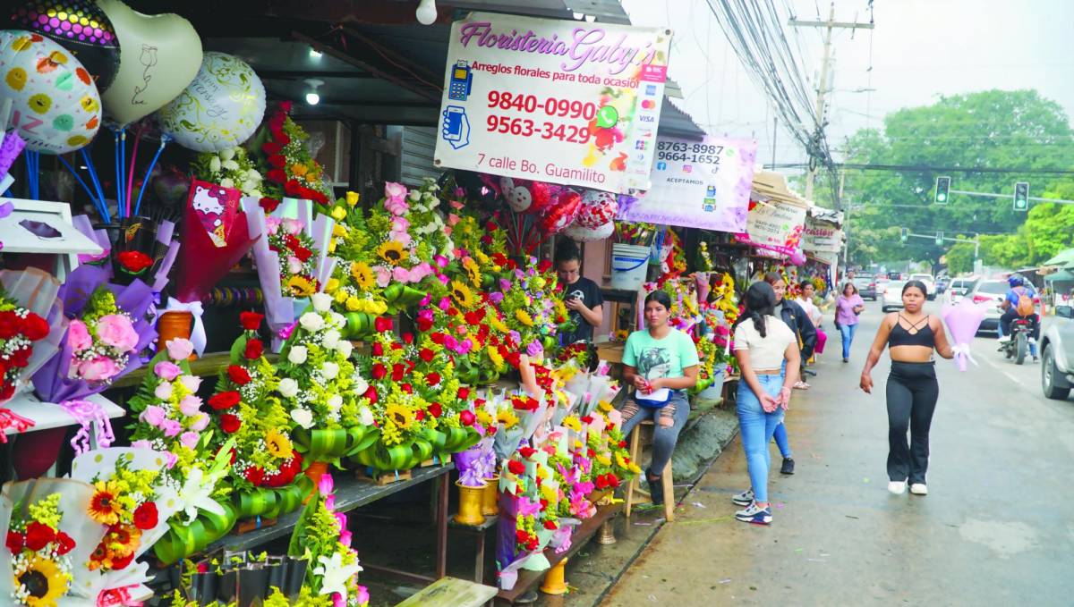 Ramos de hasta L10,000 venden en el mercado Guamilito en San Valentín