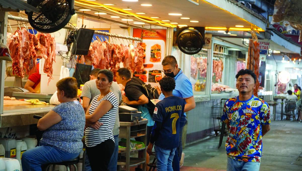 <b>Sampedranos esperan su turno para ser atendidos en una carnicería del mercado Dandy en San Pedro Sula.</b>