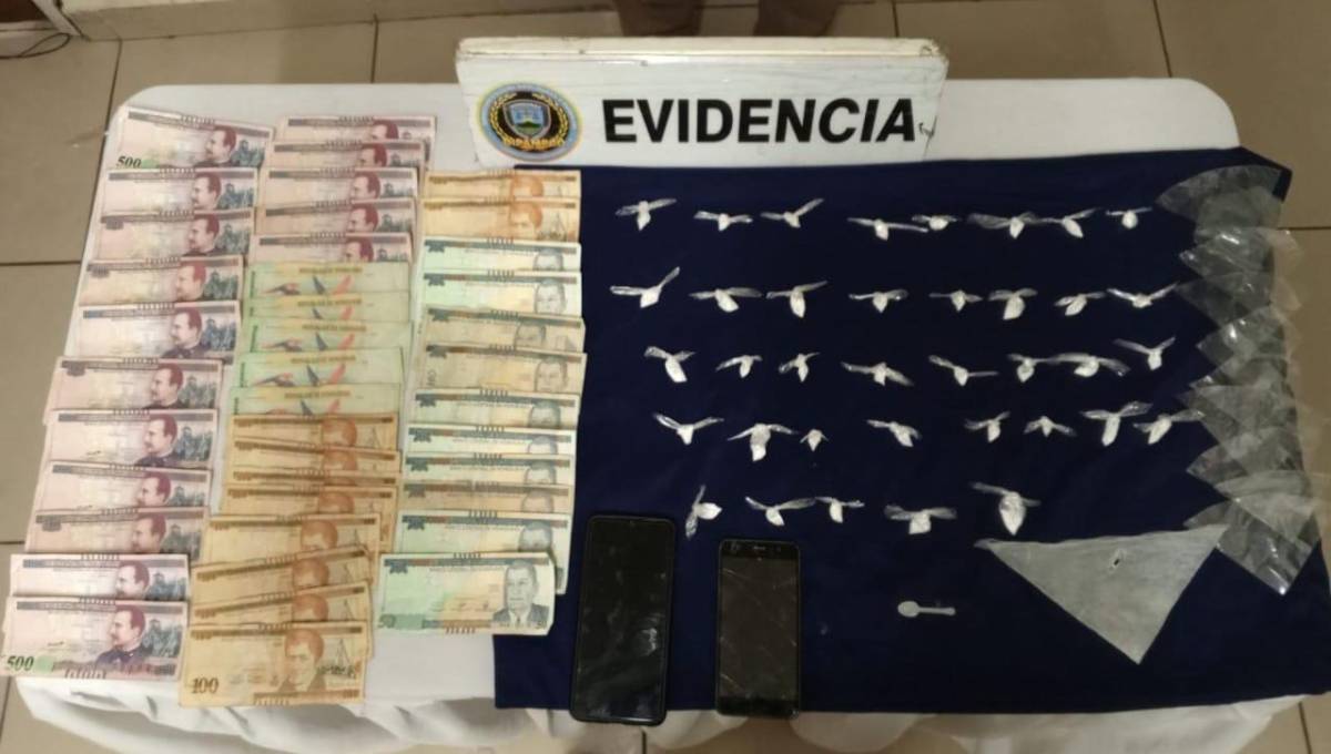 Unos 37 envoltorios con supuesta cocaína y dinero en efectivo se le decomisaron al sospechoso.