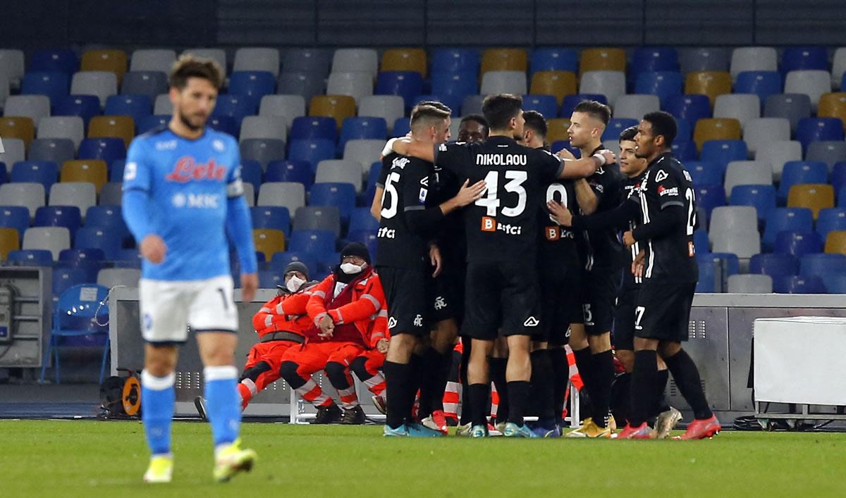 Jugadores del Spezia festejan el gol contra el Napoli.