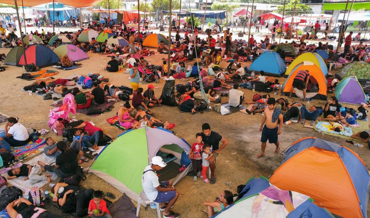 Un grupo de migrantes descansa en un campamento improvisado hoy, en el municipio de San Pedro Tapanatepec en el estado de Oaxaca.