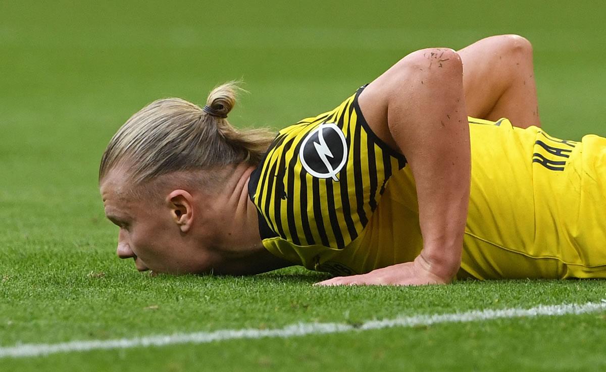Erling Haaland se lamenta tras una ocasión fallada del Borussia Dortmund.