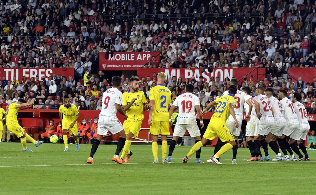 El tremendo disparo de Lucas Pérez en el tiro libre para su golazo que dio el empate al Cádiz.