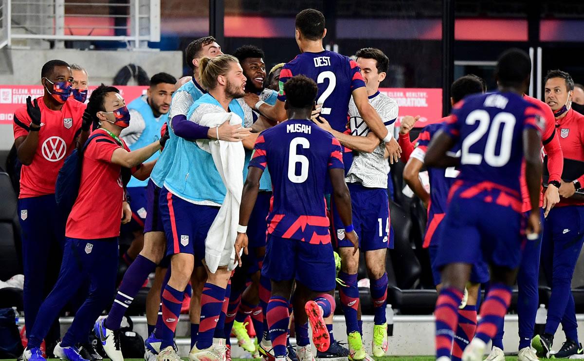Los jugadores estadounidenses celebrando el gol de Sergiño Dest.