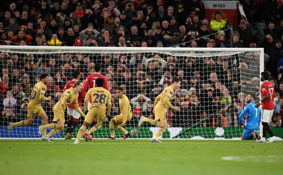 Robert Lewandowski festejando su gol de penal contra el Manchester United.