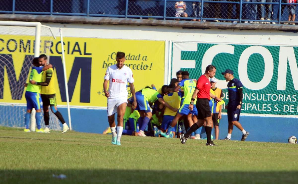 Los jugadores del Olancho FC celebrando el gol de Nelson Muñoz ante Olimpia.