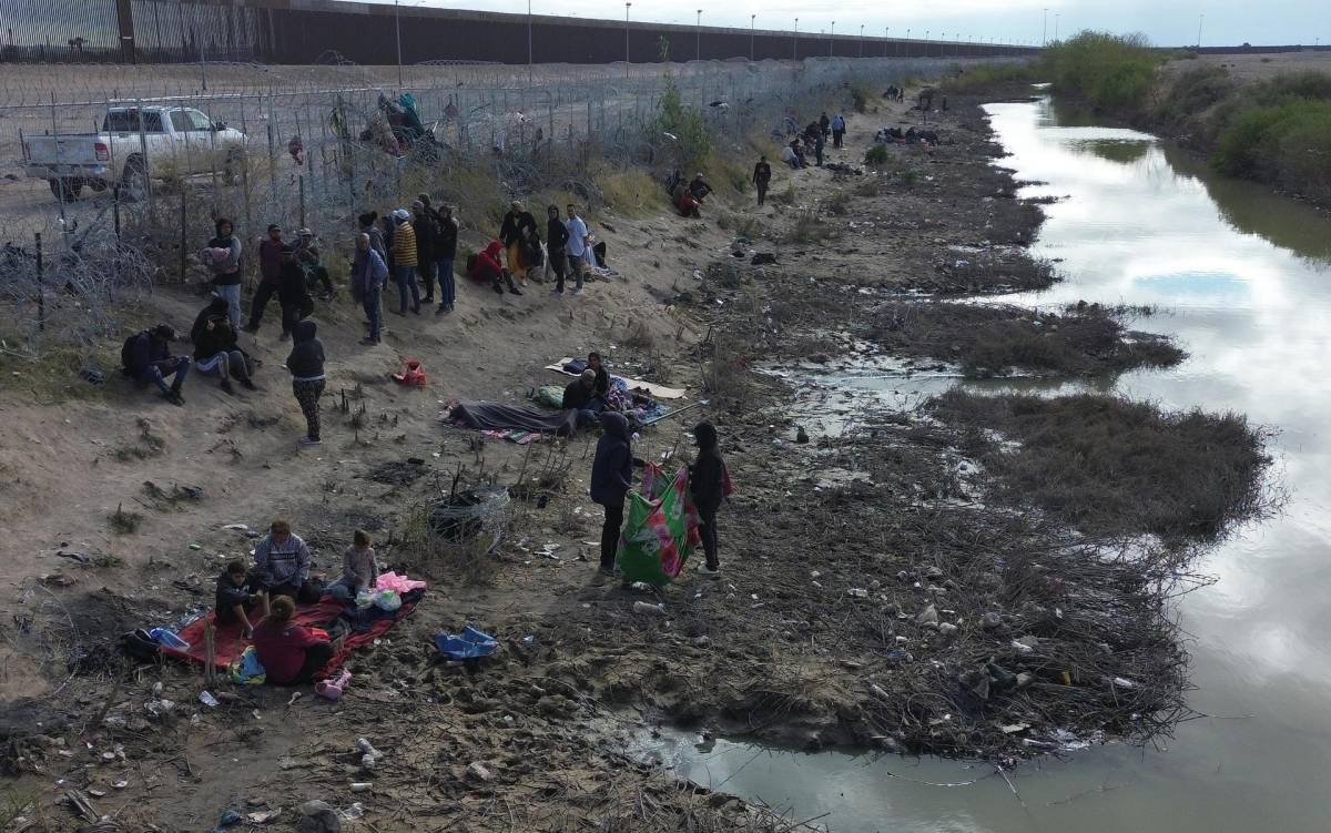 Confusión entre migrantes en frontera México-EEUU ante disputa judicial por ley en Texas