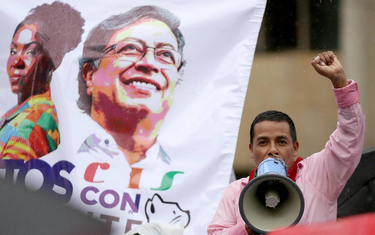 Gustavo Petro sigue favorito para presidenciales de Colombia, pero baja en intención de voto