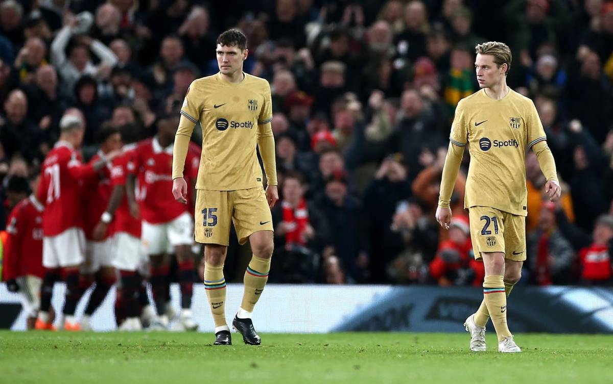Andreas Christensen y Frenkie de Jong, hundidos tras el segundo gol del Manchester United.
