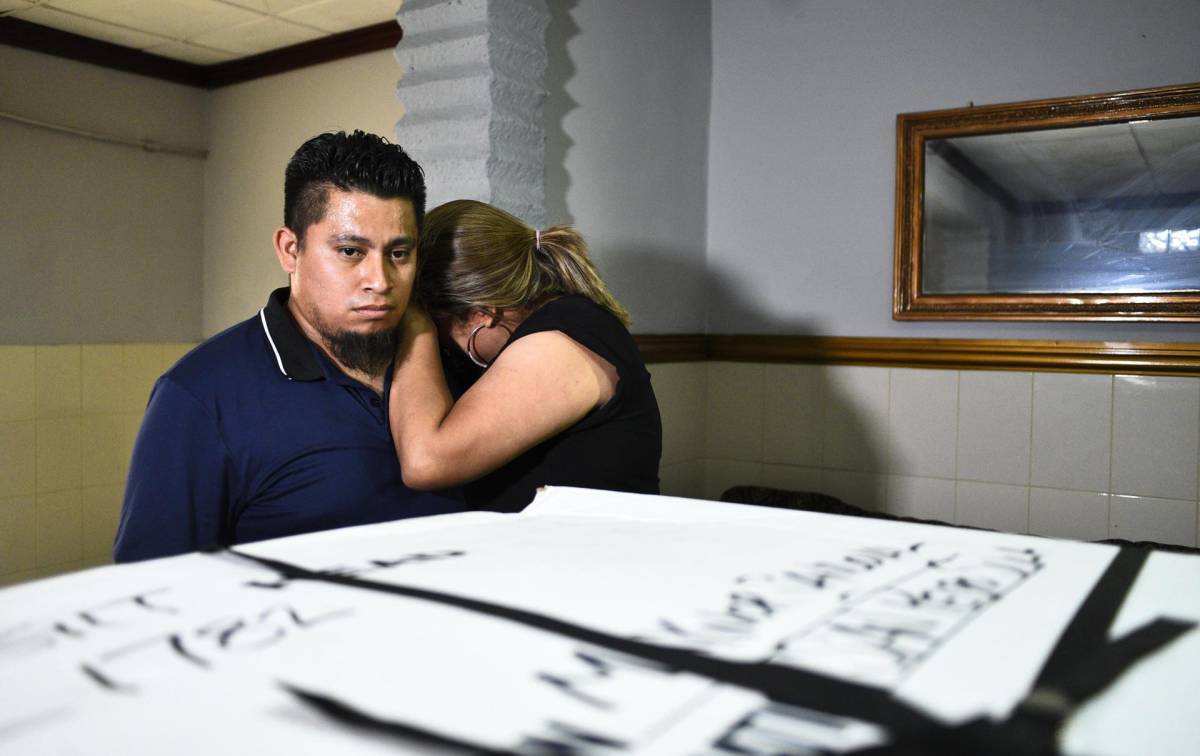 Familiares lloran junto al féretro con el cuerpo del hondureño Maynor Suaz.