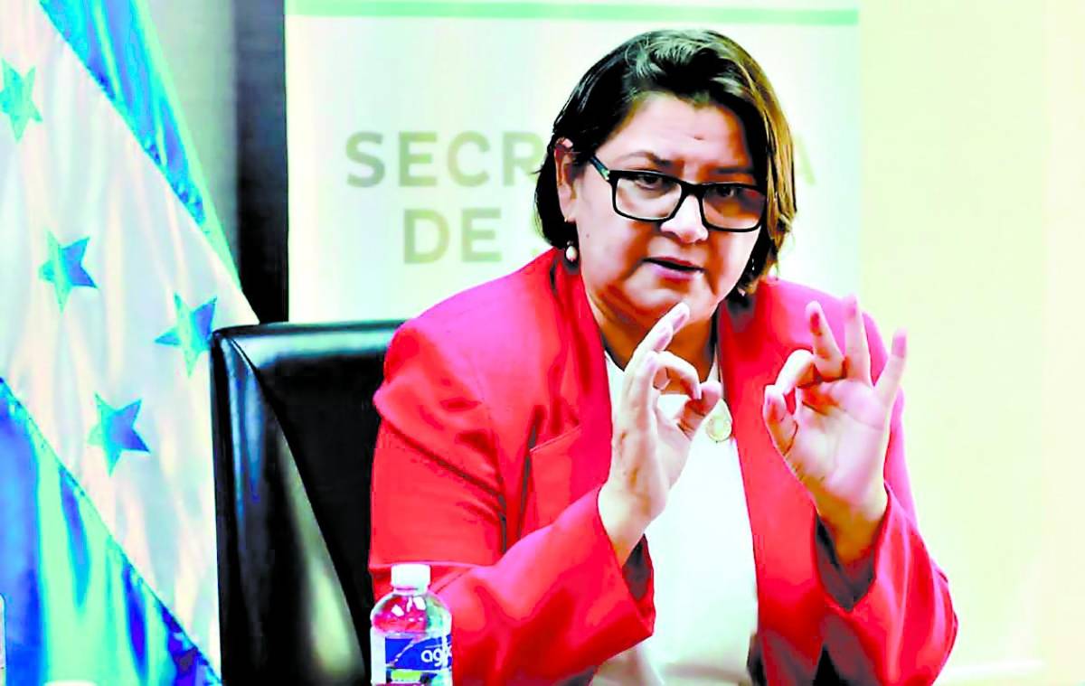 Critican a ministra Carla Paredes por contratar a hermana y cuñado