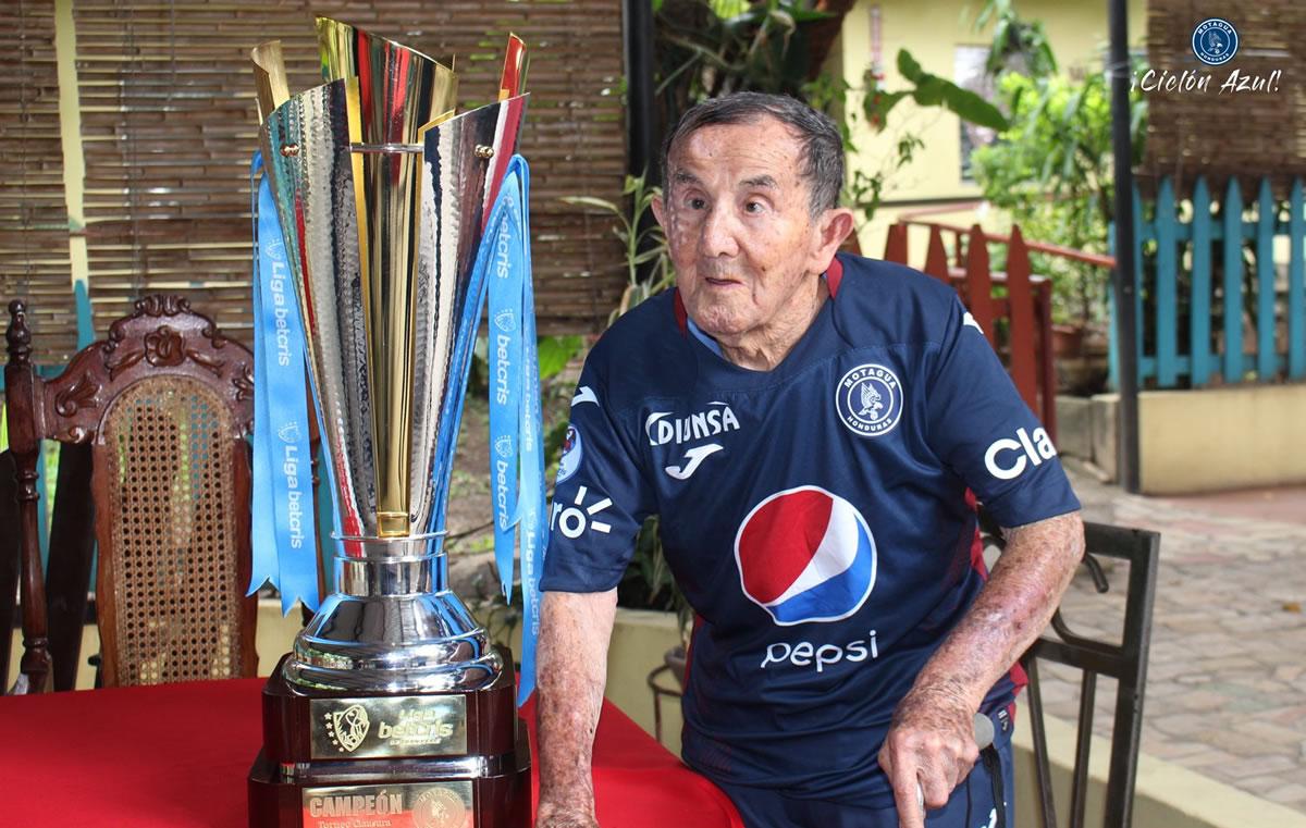‘Ñel‘ Vega disfrutó mucho de los títulos que conquistó el Motagua en su etapa como kinesiólogo del club azul.