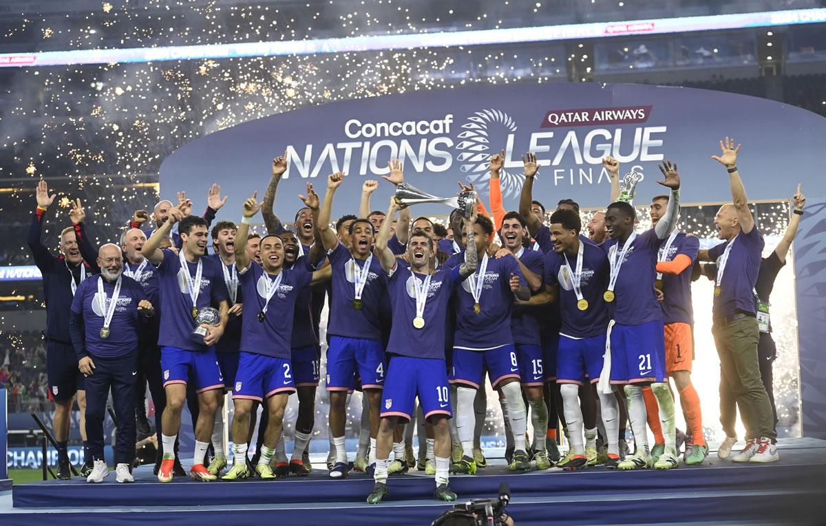 La Selección de Estados Unidos celebrando con su tercer trofeo de la Nations League de la Concacaf.