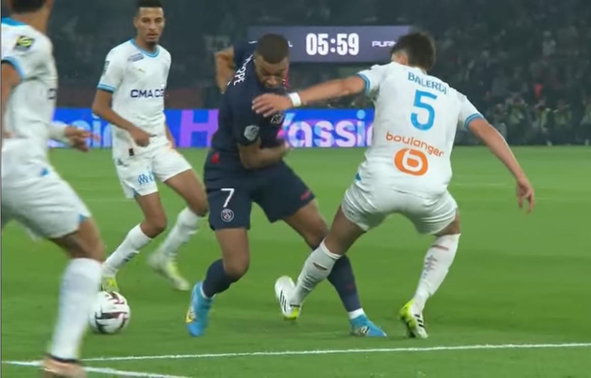 El momento de la patada del argentino Leonardo Balerdi contra Kylian Mbappé.