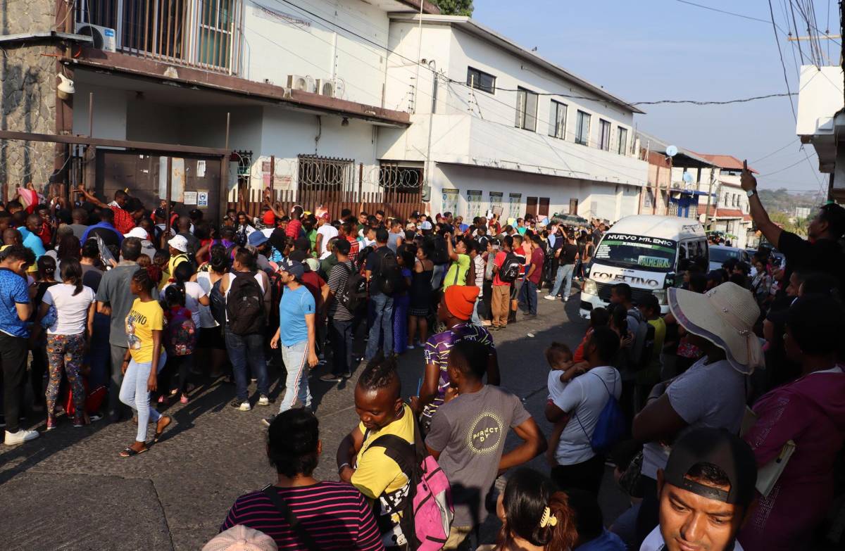 Miles de migrantes hondureños solicitan refugio en la frontera sur de México
