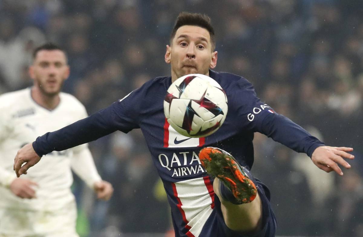 Lionel Messi marcó un tanto en el clásico del fútbol de Francia.