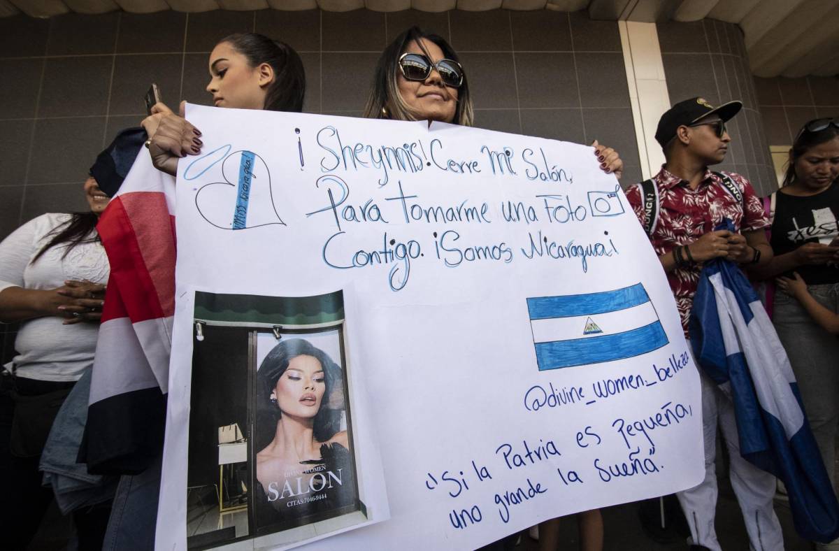 Nicaragüenses residentes en Costa Rica dan la bienvenida a la Miss Universo nicaragüense Sheynnis Palacios.