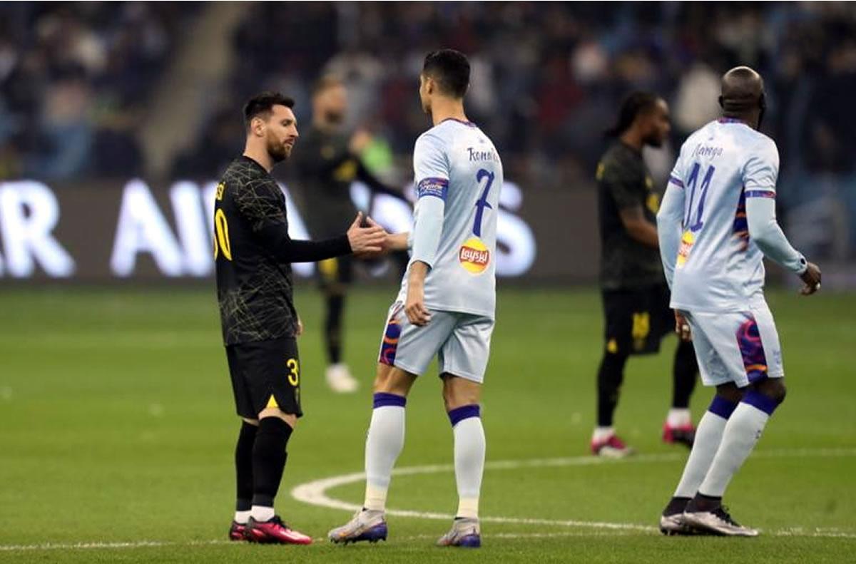 Cristiano Ronaldo y Messi se saludan justo antes del inicio del partido amistoso.