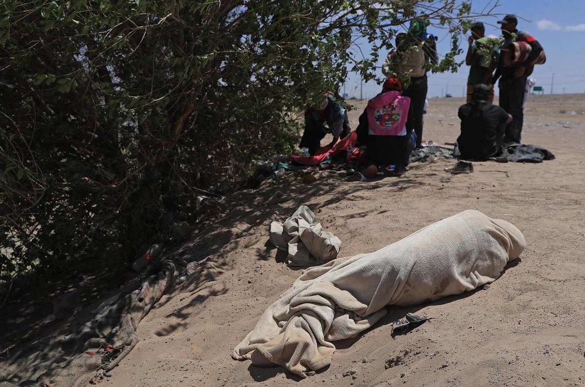 Migrantes permanecen entre la frontera con Estados Unido en Ciudad Juárez, estado de Chihuahua.